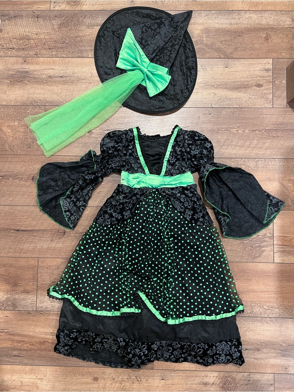 Girl’s Green and Black Witch Halloween Costume, Small